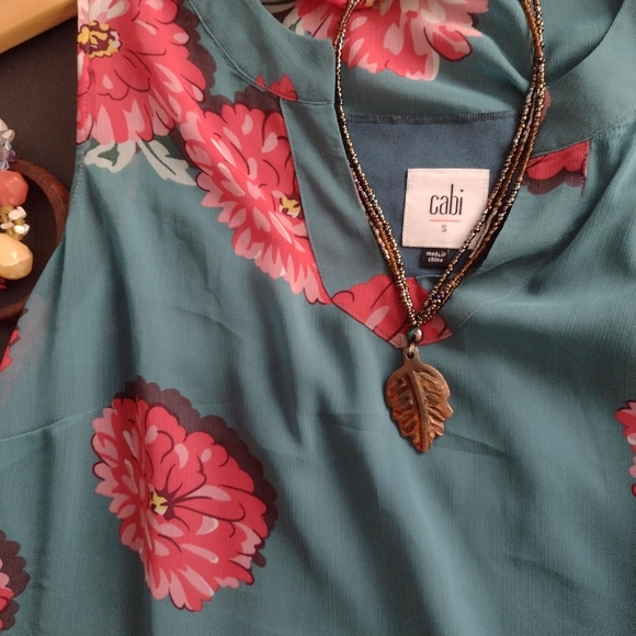 cabi short sleeve floral print top in bluegreen small - Picture 8 of 10